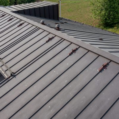 villette-schiera-copertura-grondaie-camini-fotovoltaico-rame-4-scaled-lattoneria-cerantola