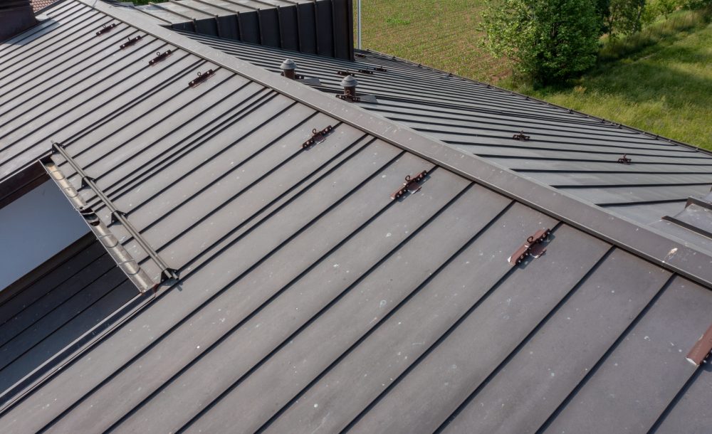 villette-schiera-copertura-grondaie-camini-fotovoltaico-rame-4-scaled-lattoneria-cerantola